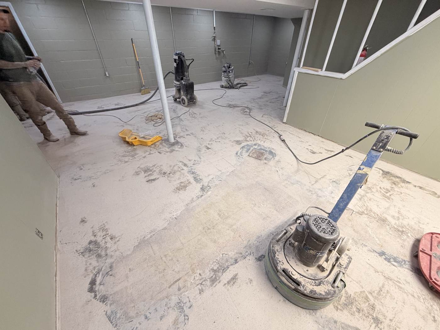 Mechanical grinding of a concrete floor